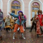 Николай Коляда открыл театральный фестиваль в образе царя с крыльями