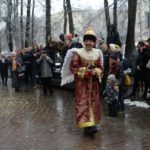 Николай Коляда открыл театральный фестиваль в образе царя с крыльями
