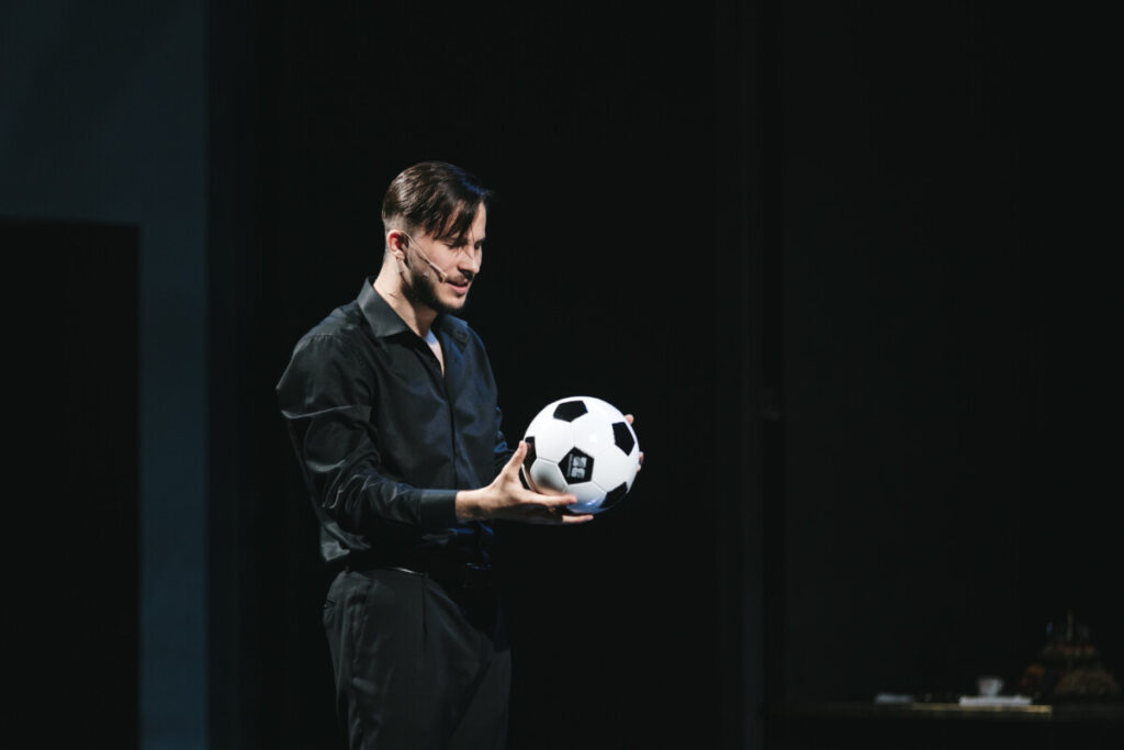 Горячая премьера июня – «Гамлет in Moscow» в Театре на Малой Бронной