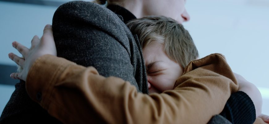 «Мы учитываем права ребёнка, а не права родителей» - рецензия на фильм "Плакать нельзя"