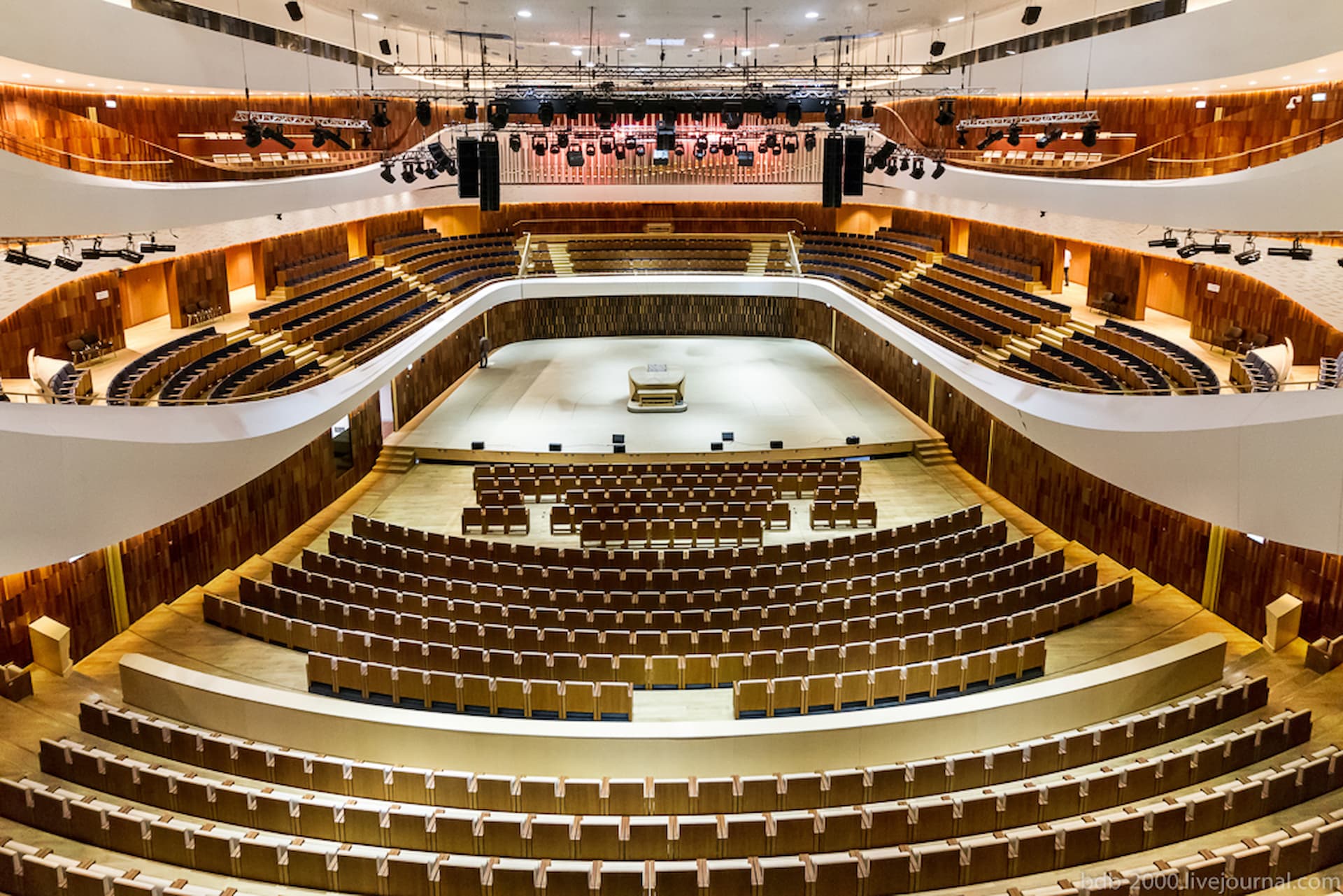 Какие есть концертные залы. Московский концертный зал Зарядье. Концертный зал Зарядье большой зал. Сцена Зарядье концертный зал. Филармония Зарядье.